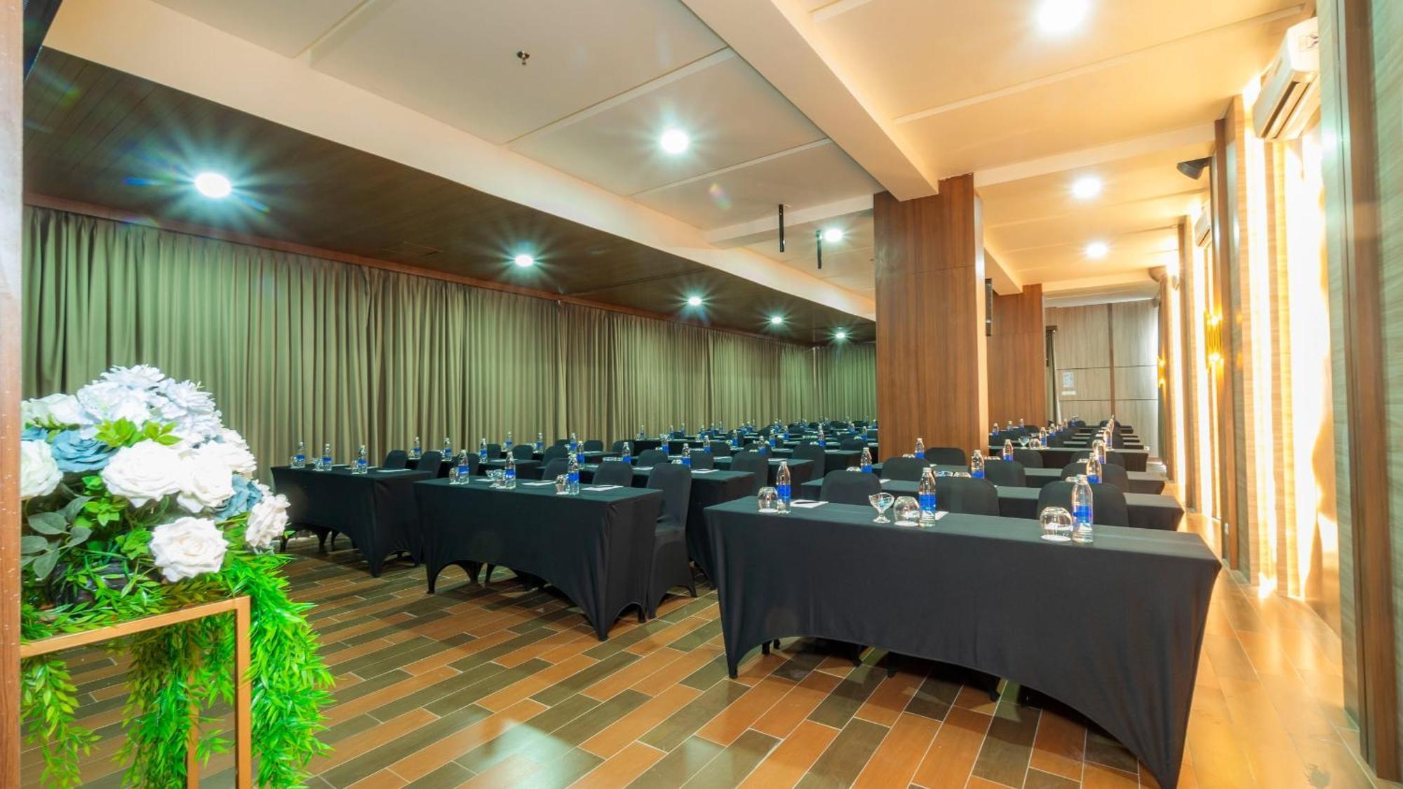 City Of Aventus Hotel - Denpasar Eksteriør billede